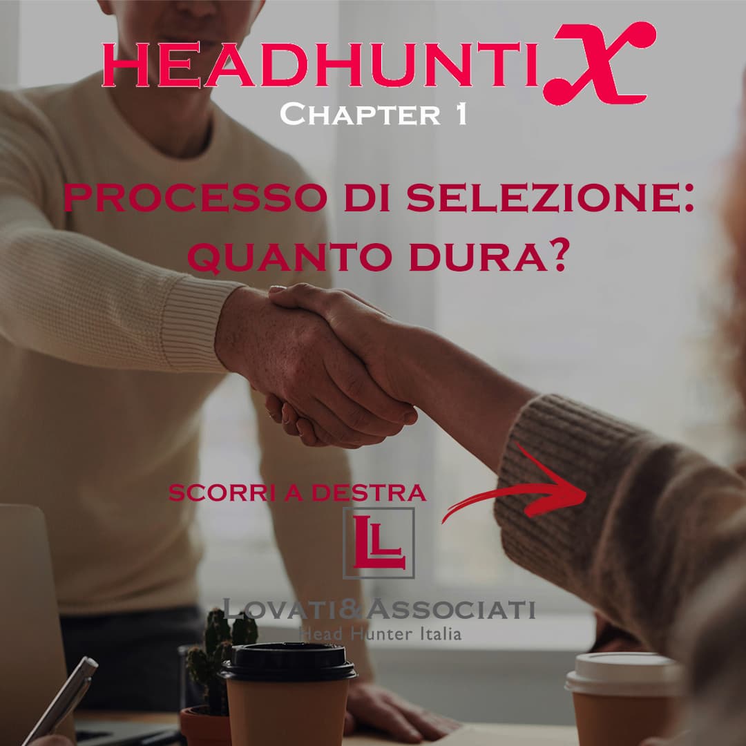 Due persone si stringono la mano con testo sul processo di selezione del personale